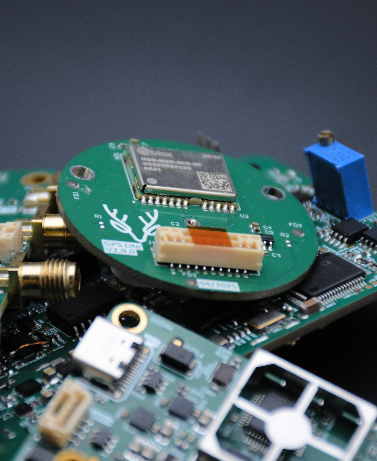 Module GPS Lite v2.0.0 posé sur des cartes électroniques Kariboo
